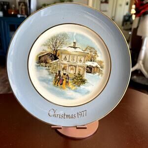 Vintage Avon Christmas Plate 1977 Carollers In The Snow 5th Edition Wedgwood